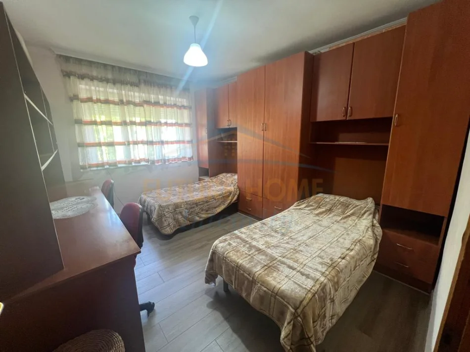 Tirane, shitet apartament 2+1+Ballkon Kati 3, 72 m² 180.000 € (Ali Demi)