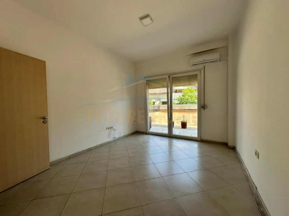 Tirane, jepet me qera apartament 3+1 Kati 2, 156 m² 1.300 € (Komuna e Parisit)