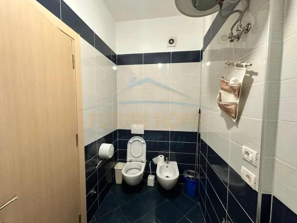 Tirane, jepet me qera apartament 3+1 Kati 2, 156 m² 1.300 € (Komuna e Parisit)