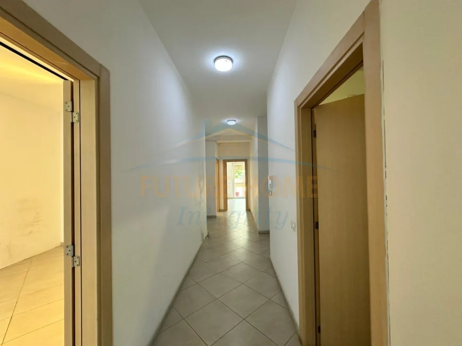 Tirane, jepet me qera apartament 3+1 Kati 2, 156 m² 1.300 € (Komuna e Parisit)