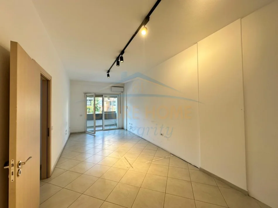 Tirane, jepet me qera apartament 3+1 Kati 2, 156 m² 1.300 € (Komuna e Parisit)