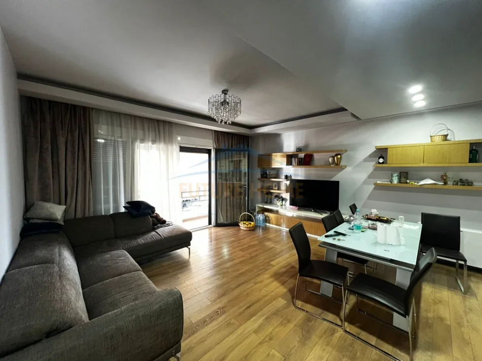 Tirane, shes apartament 3+1+Ballkon Kati 5, 141 m² 255.240 € (Dritan Hoxha)