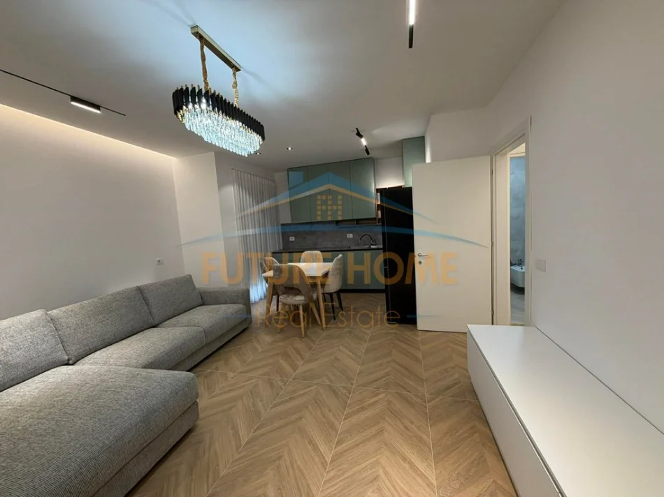 Tirane, jepet me qera apartament 1+1+Ballkon Kati 1, 65 m² 650 € (Unaza e Re)