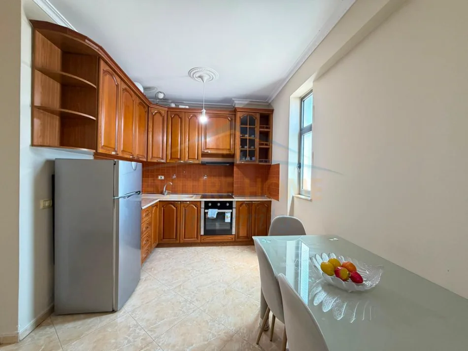 Tirane, jepet me qera apartament 1+1 Kati 5, 67 m² 520 € (Pediatria, Tirane)