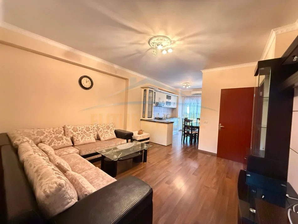 Tirane, jepet me qera apartament 2+1 Kati 7, 107 m² 550 € (Unaza Re)