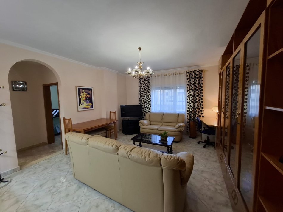 Tirane, jepet me qera apartament 1+1+Ballkon Kati 3, 65 m² 550 € (Komuna e Parisit)