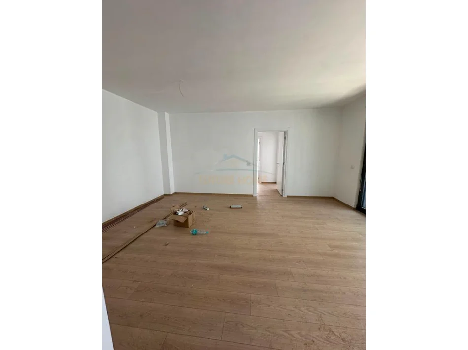 Tirane, shitet apartament 2+1+Ballkon Kati 3, 108 m² 215.000 € (Laprake)