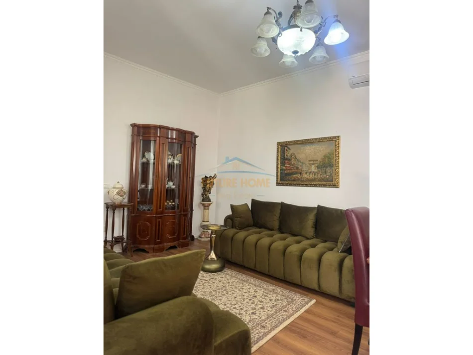Tirane, shitet shtepi 2+1 Kati 2, 216 m² 280.000 € 