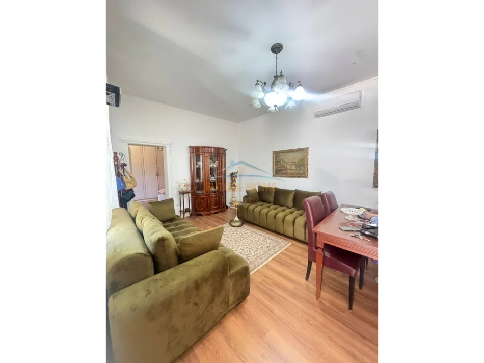 Tirane, shitet shtepi 2+1 Kati 2, 216 m² 280.000 € 