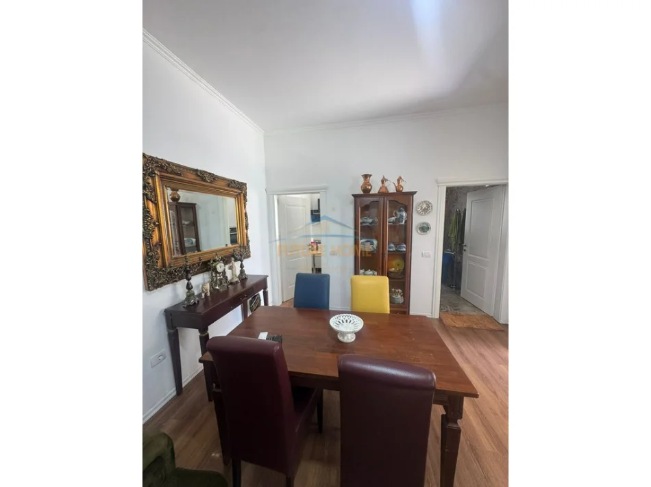 Tirane, shitet shtepi 2+1 Kati 2, 216 m² 280.000 € 