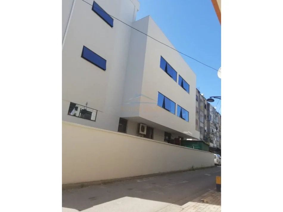 Durres, jepet me qera ambjent biznesi Kati 3, 324 m² 2.300 € (Durres)