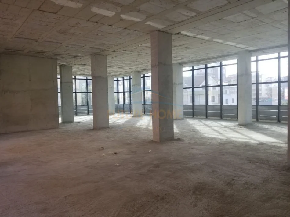 Durres, jepet me qera ambjent biznesi Kati 3, 324 m² 2.300 € (Durres)
