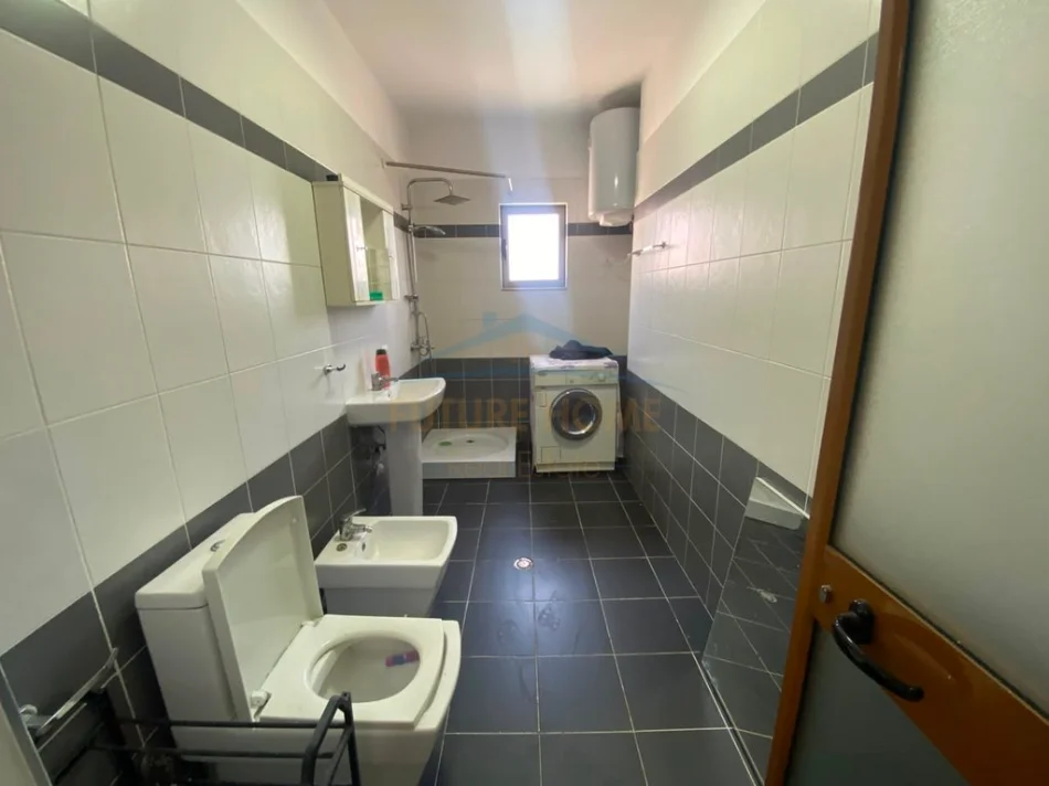 Tirane, jepet me qera apartament 2+1+Ballkon Kati 5, 85 m² 480 € (Unaza e Re)
