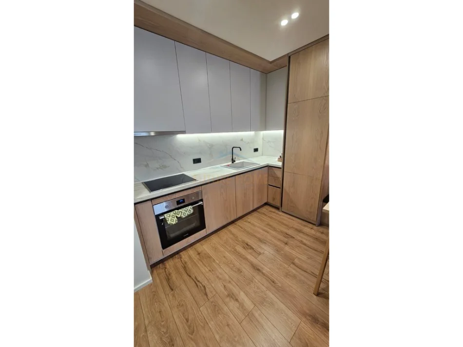 Tirane, jepet me qera apartament 1+1+Ballkon Kati 8, 75 m² 1.000 € (Rruga Mine Peza)