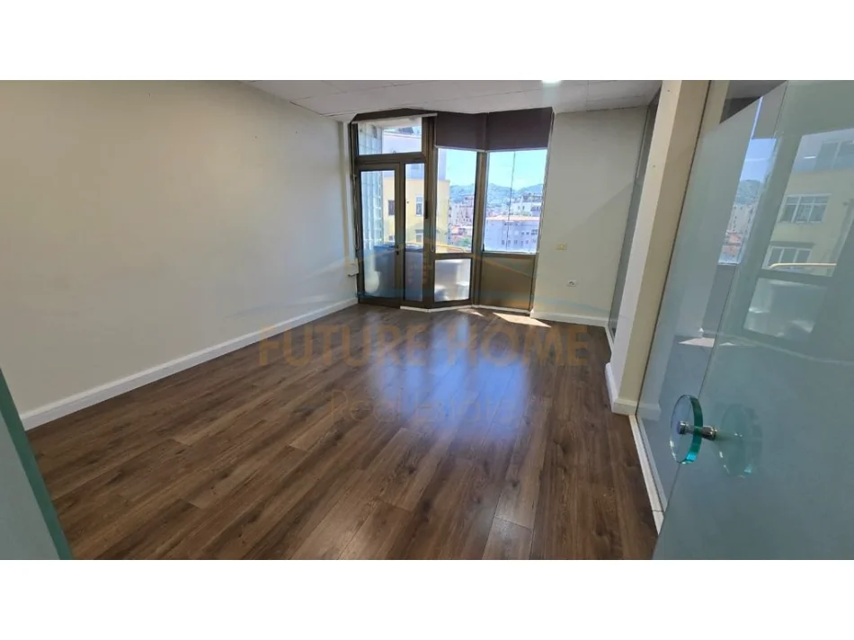 Tirane, jepet me qera zyre Kati 7, 100 m² 1.500 € (Blloku)
