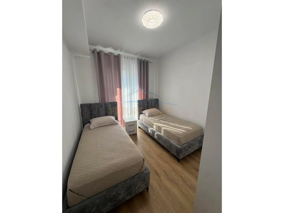 Tirane, jepet me qera apartament 2+1+Ballkon Kati 2, 94 m² 550 € (Unaza e Re)