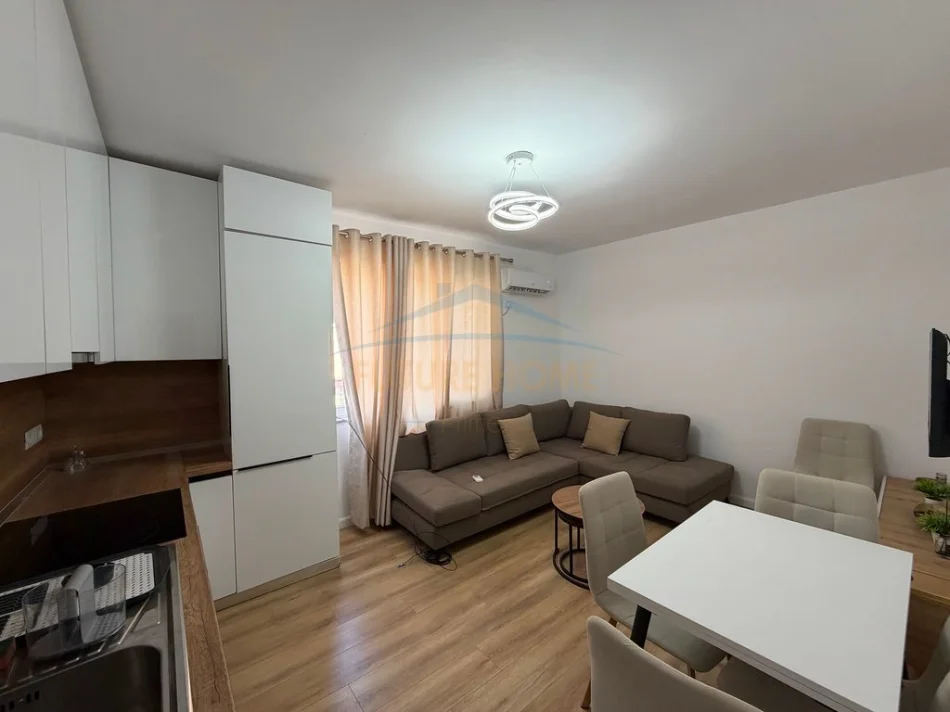 Tirane, jepet me qera apartament 1+1+Ballkon Kati 3, 45 m² 750 € (Qender)