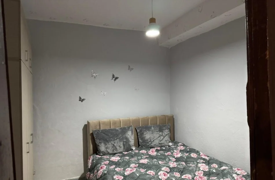 Tirane, jepet me qera shtepi 2+1 Kati 1, 80 m² 300 € (rruga Xhanfize Keko)