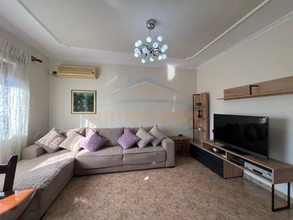 Tirane, jepet me qera apartament 1+1+Ballkon Kati 5, 51 m² 475 € (Xhamllik)
