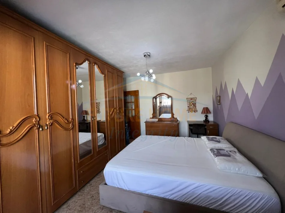 Tirane, jepet me qera apartament 1+1+Ballkon Kati 5, 51 m² 475 € (Xhamllik)