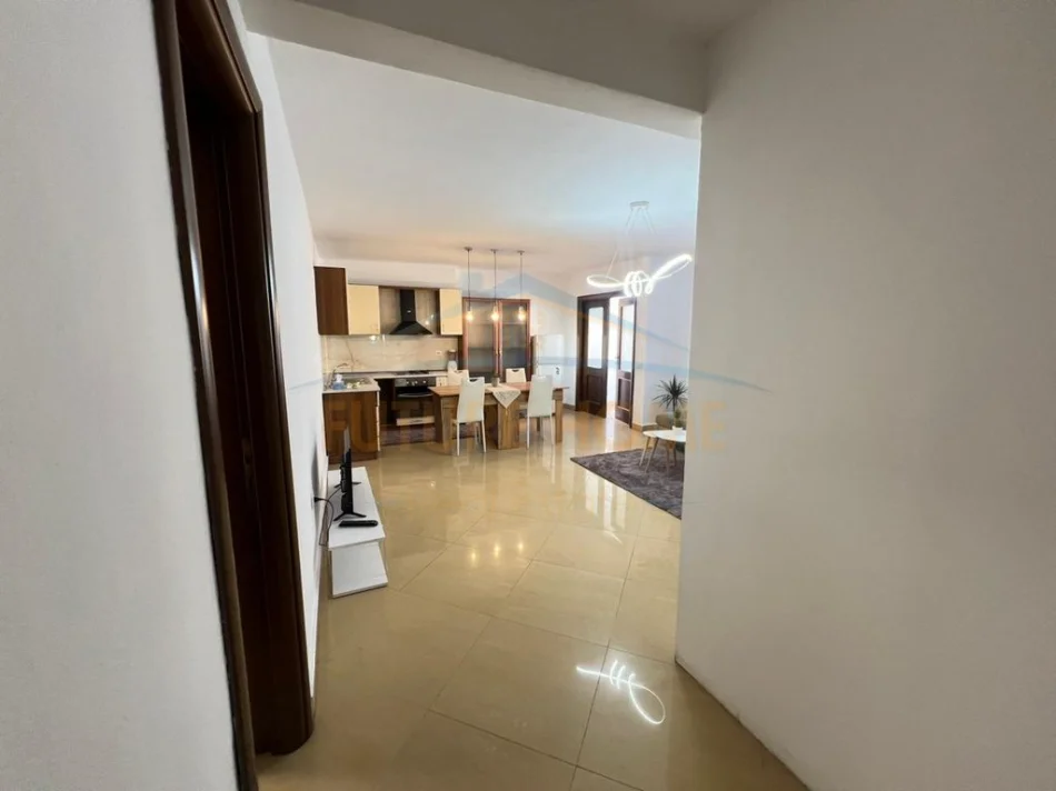 Tirane, jepet me qera apartament 2+1 Kati 4, 85 m² 700 € (RRUGA BARDHOK BIBA)