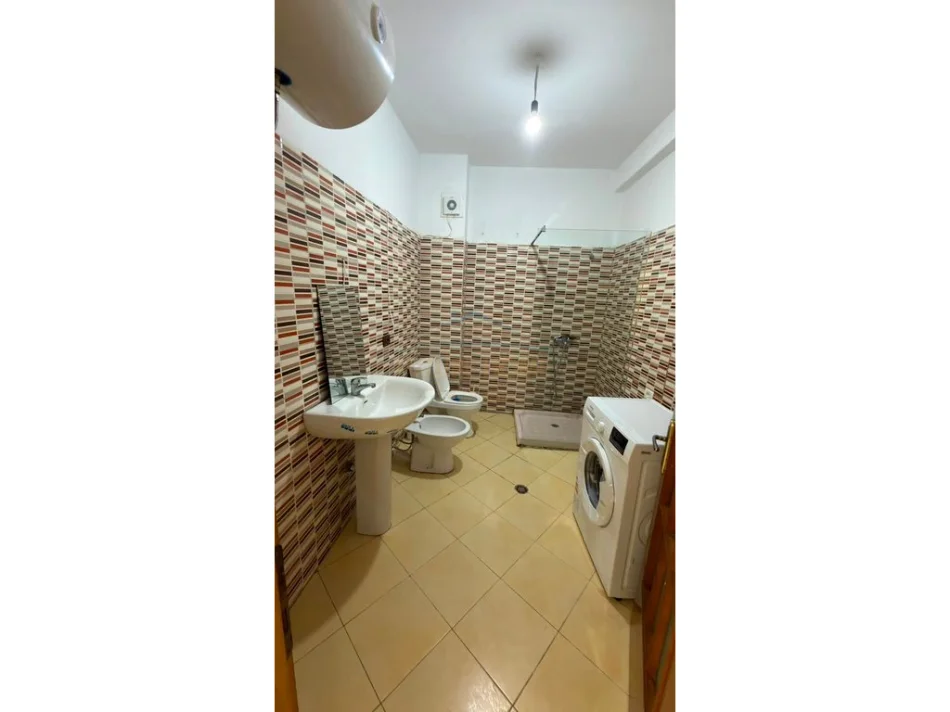 Tirane, jepet me qera apartament 1+1+Ballkon Kati 3, 61 m² 350 € (Rruga e Thesarit)