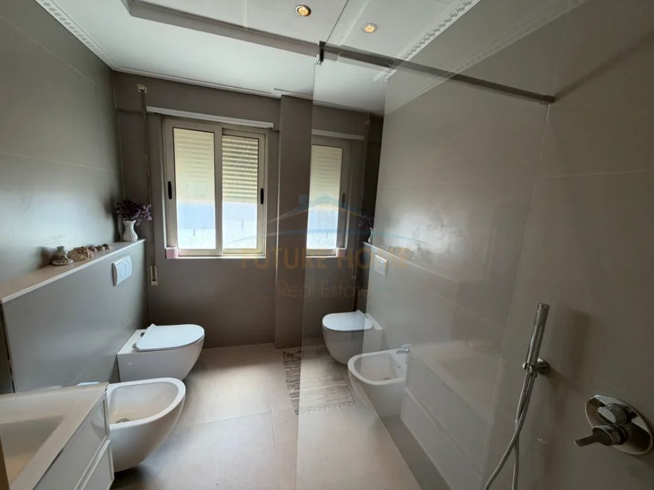 Tirane, jepet me qera apartament 2+1+Ballkon Kati 5, 104 m² 900 € 