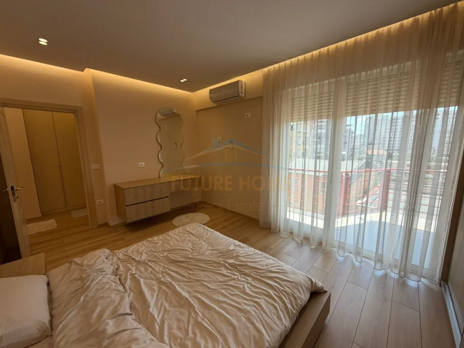 Tirane, jepet me qera apartament 2+1+Ballkon Kati 5, 104 m² 900 € 