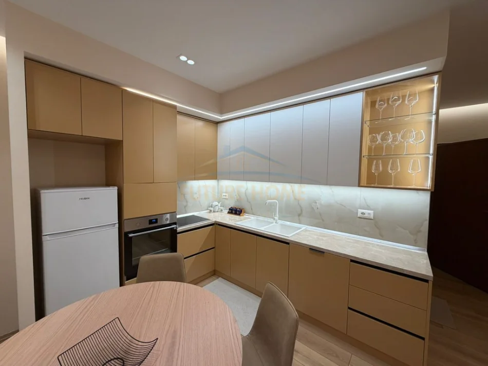 Tirane, jepet me qera apartament 2+1 Kati 5, 104 m² 900 € 