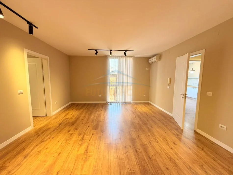Tirane, jepet me qera ambjent biznesi Kati 4, 100 m² 1.000 € (Ish Ekspozita)