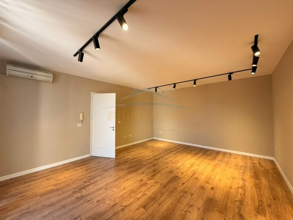 Tirane, jepet me qera ambjent biznesi Kati 4, 100 m² 1.000 € (Ish Ekspozita)