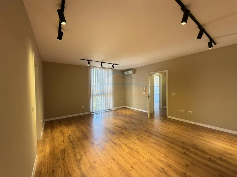 Tirane, jepet me qera ambjent biznesi Kati 4, 100 m² 1.000 € (Ish Ekspozita)