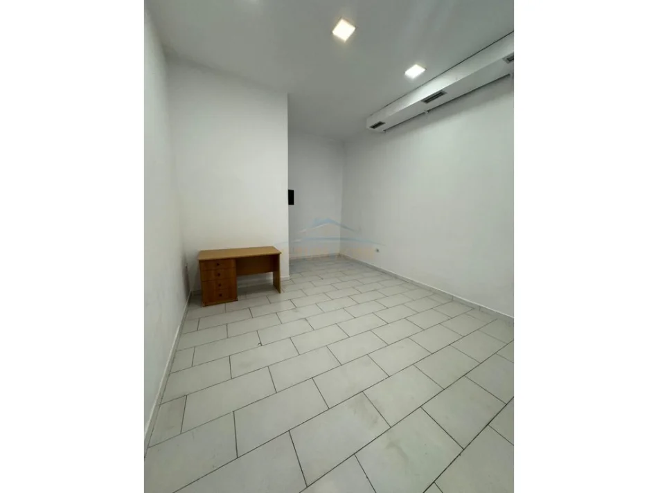 Tirane, jepet me qera ambjent biznesi Kati 0, 32 m² 600 € (Rruga Haxhi Dalliu)