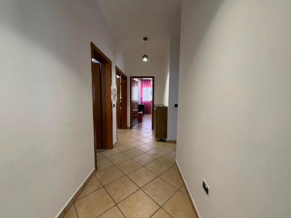 Tirane, jepet me qera apartament 2+1+Ballkon Kati 3, 95 m² 650 € (21 Dhjetori)