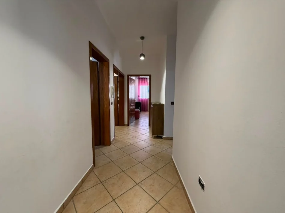 Tirane, jepet me qera apartament 2+1+2+Ballkon Kati 3, 95 m² 650 € (21 Dhjetori)
