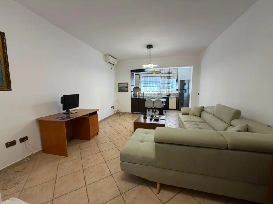 Tirane, jepet me qera apartament 2+1+2+Ballkon Kati 3, 95 m² 650 € (21 Dhjetori)