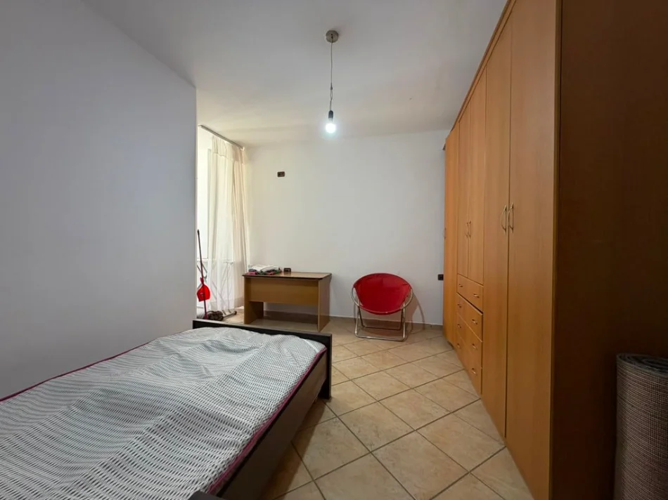 Tirane, jepet me qera apartament 2+1+Ballkon Kati 3, 95 m² 650 € (21 Dhjetori)