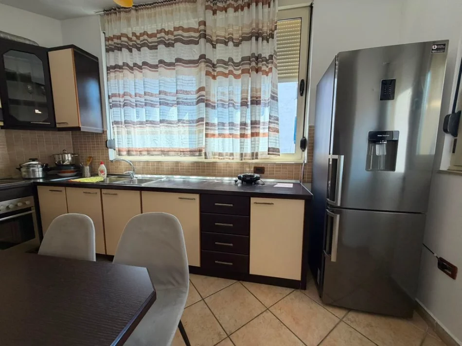 Tirane, jepet me qera apartament 2+1 Kati 3, 95 m² 650 € (21 Dhjetori)