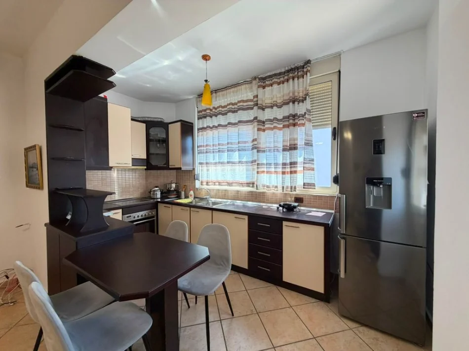 Shqiperi, jepet me qera apartament 2+1+Aneks Kati 3, 95 m² 650 € 