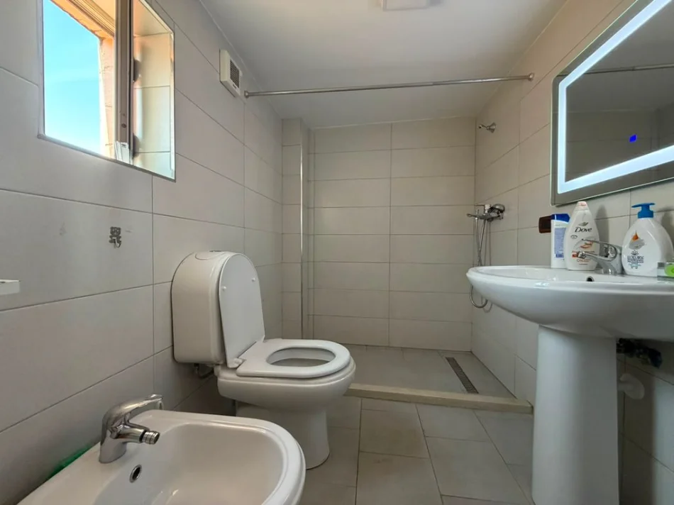 Tirane, jepet me qera apartament 2+1+Ballkon Kati 3, 95 m² 650 € (21 Dhjetori)