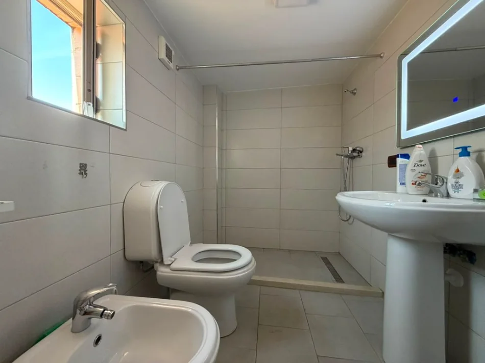 Tirane, jepet me qera apartament 2+1+2+Ballkon Kati 3, 95 m² 650 € (21 Dhjetori)