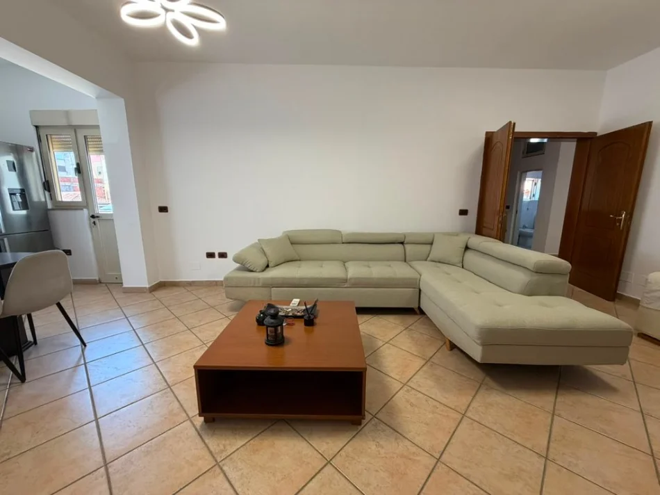 Tirane, jepet me qera apartament 2+1+Ballkon Kati 3, 95 m² 650 € (21 Dhjetori)