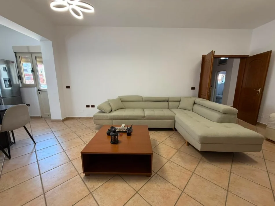 Tirane, jepet me qera apartament 2+1+2+Ballkon Kati 3, 95 m² 650 € (21 Dhjetori)