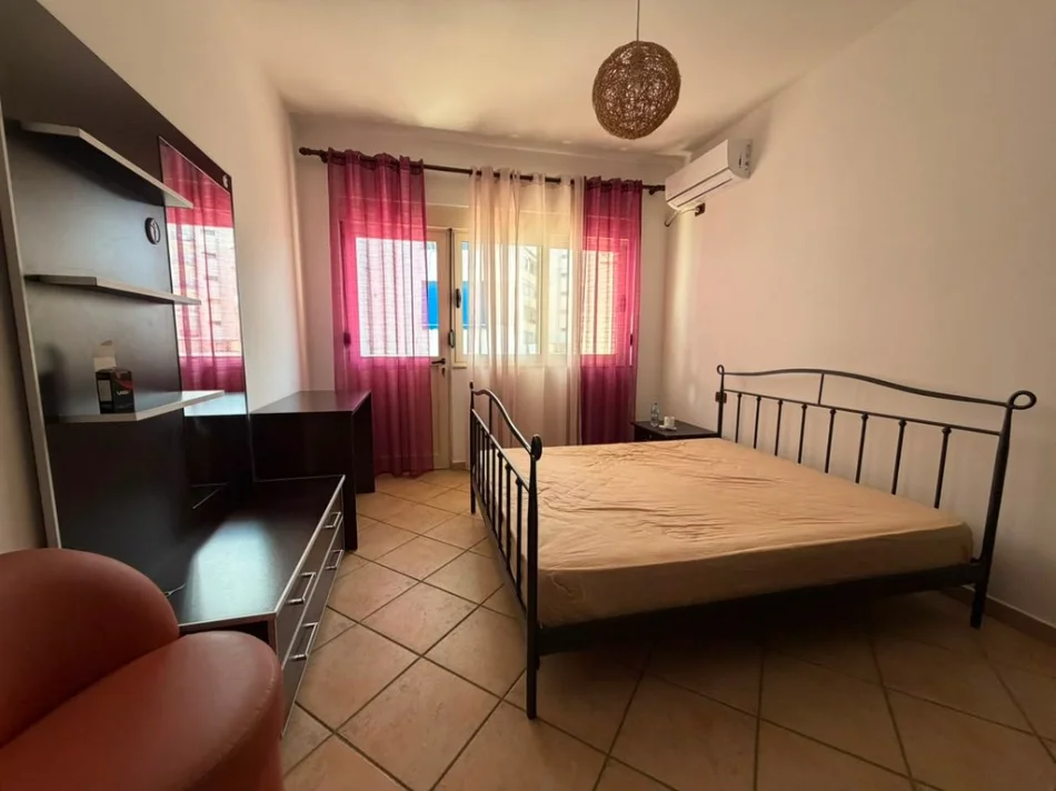 Tirane, jepet me qera apartament 2+1+Ballkon Kati 3, 95 m² 650 € (21 Dhjetori)