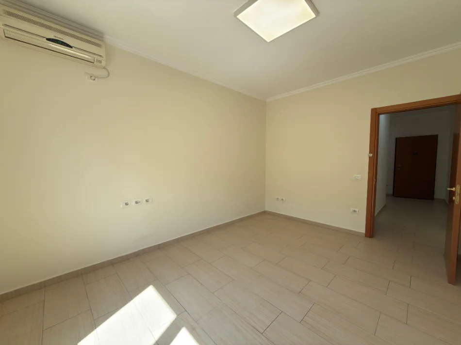 Tirane, jepet me qera apartament 2+1+Ballkon Kati 6, 125 m² 1.000 € (9 Katëshet)
