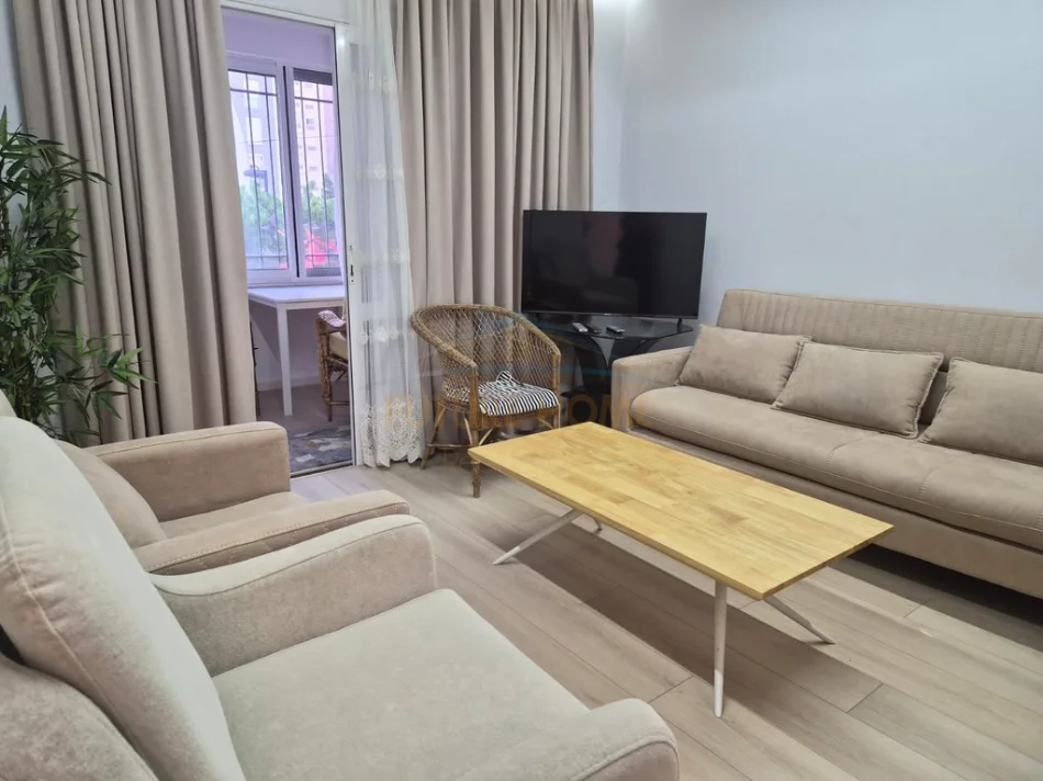 Tirane, jepet me qera apartament 2+1 Kati 1, 88 m² 500 € (ISH PARKU)