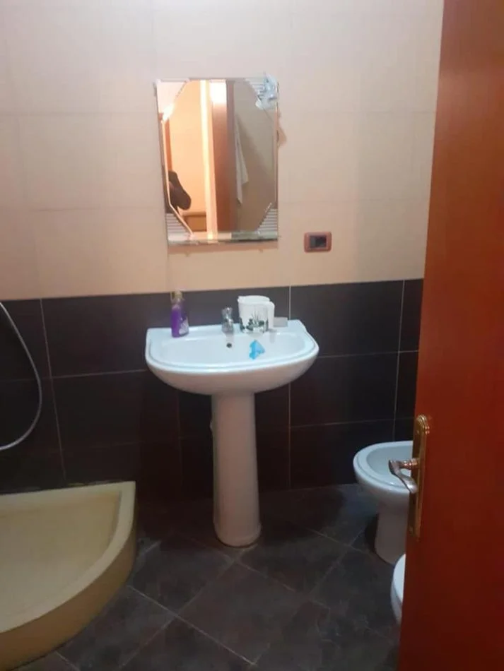 Durres, jepet me qera apartament 1+1+Ballkon Kati 4, 72 m² 350 € (RROTA KUQE PLAZH!)