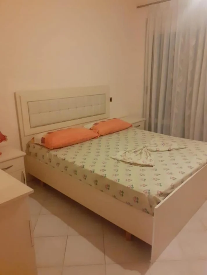 Durres, jepet me qera apartament 1+1+Ballkon Kati 4, 72 m² 350 € (RROTA KUQE PLAZH!)