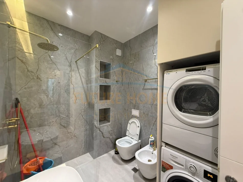 Tirane, jepet me qera apartament 1+1+Ballkon Kati 5, 63 m² 800 € (Komuna e Parisit)