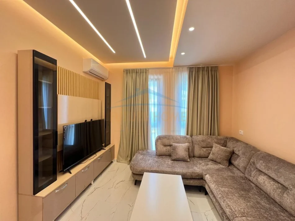 Tirane, jepet me qera apartament 1+1, Kati 1, 64 m² 475 € (Rruga e Dibrës) Prane Shkolles se Bashkuar